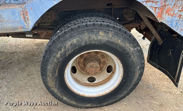 image for item DU9227 2001 Chevrolet C7500 winch truck