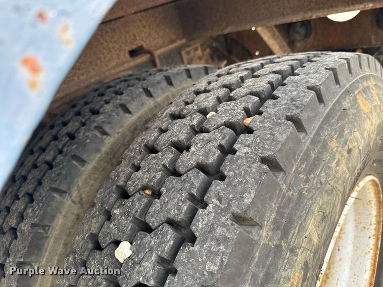 image for item DU9227 2001 Chevrolet C7500 winch truck