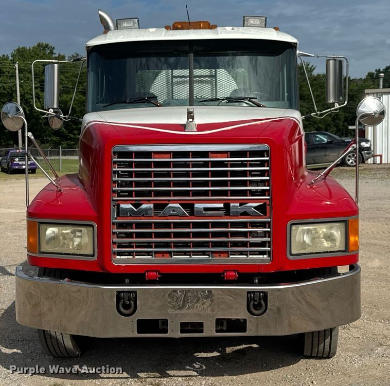 image for item DU9254 1998 Mack CH613 flatbed truck with mud mixing system