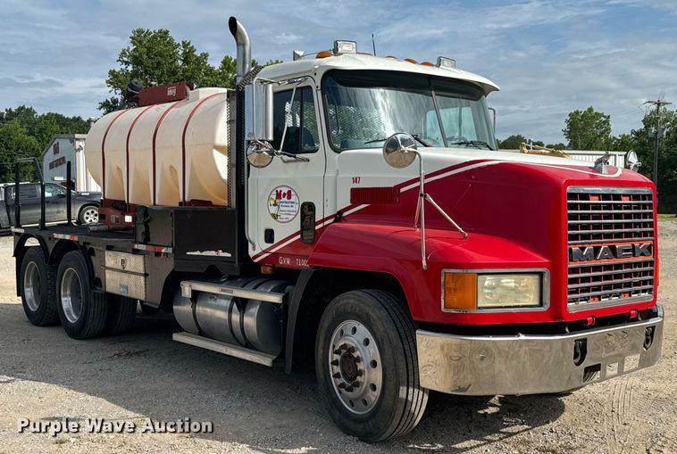 image for item DU9254 1998 Mack CH613 flatbed truck with mud mixing system