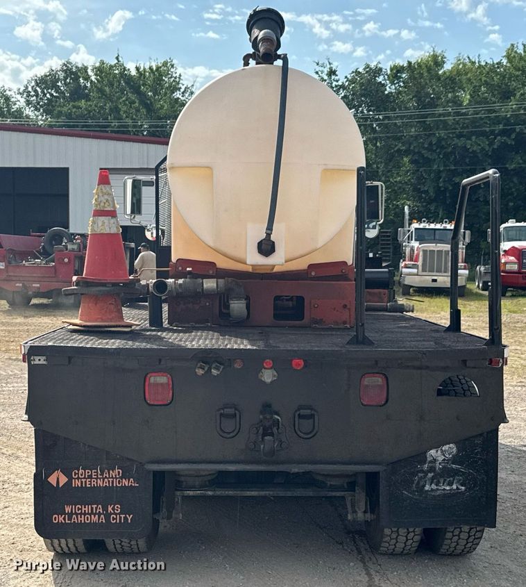 image for item DU9254 1998 Mack CH613 flatbed truck with mud mixing system