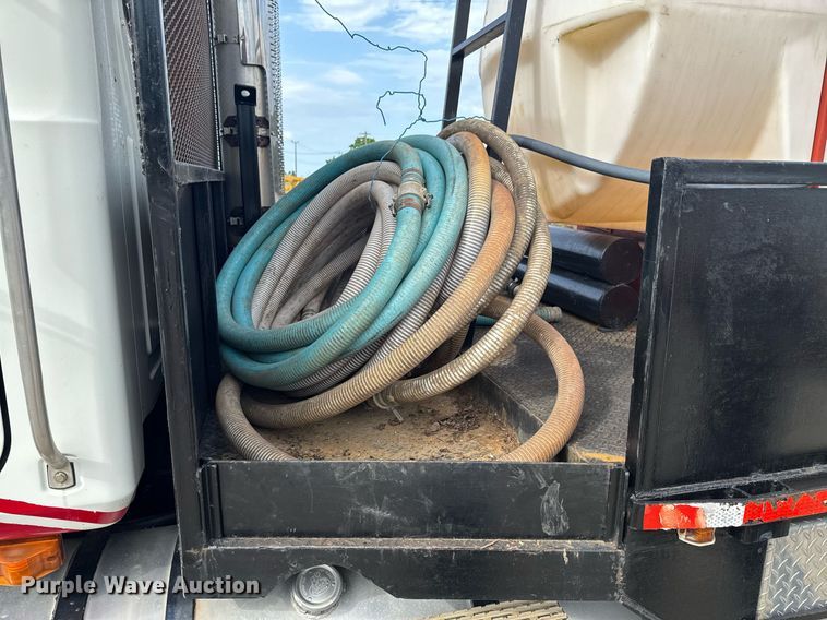 image for item DU9254 1998 Mack CH613 flatbed truck with mud mixing system