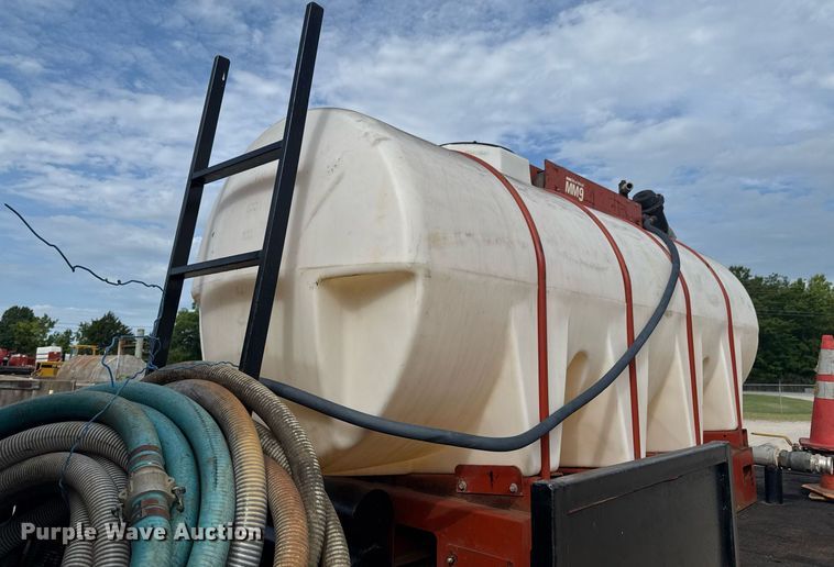 image for item DU9254 1998 Mack CH613 flatbed truck with mud mixing system