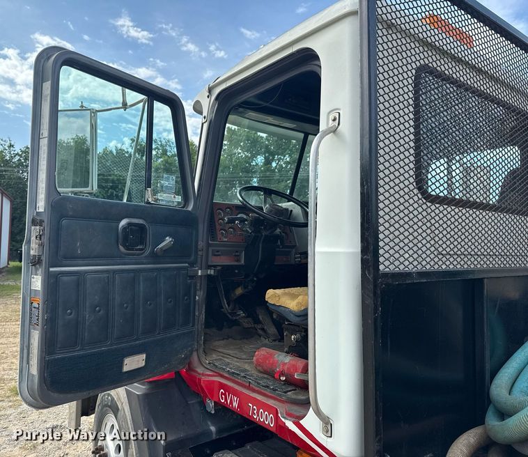 image for item DU9254 1998 Mack CH613 flatbed truck with mud mixing system