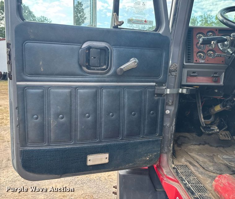 image for item DU9254 1998 Mack CH613 flatbed truck with mud mixing system