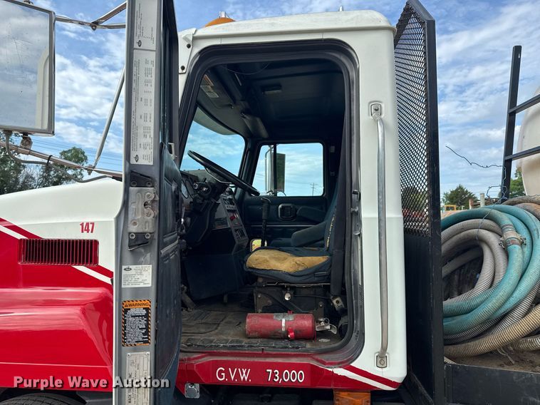 image for item DU9254 1998 Mack CH613 flatbed truck with mud mixing system