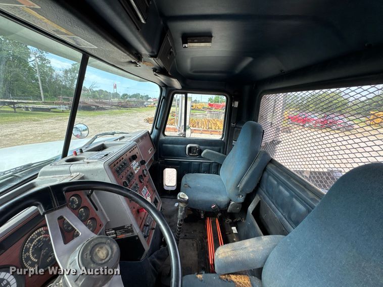 image for item DU9254 1998 Mack CH613 flatbed truck with mud mixing system