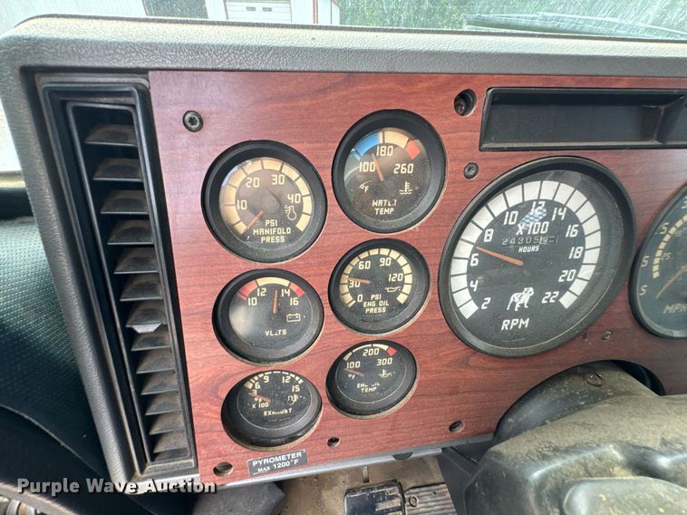 image for item DU9254 1998 Mack CH613 flatbed truck with mud mixing system