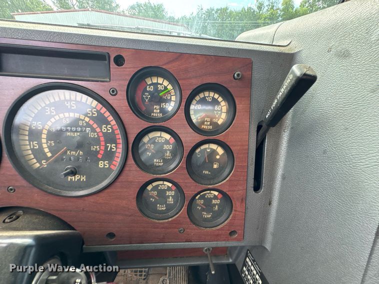 image for item DU9254 1998 Mack CH613 flatbed truck with mud mixing system