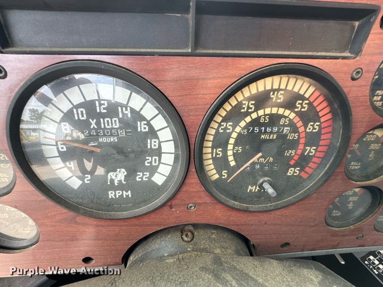 image for item DU9254 1998 Mack CH613 flatbed truck with mud mixing system