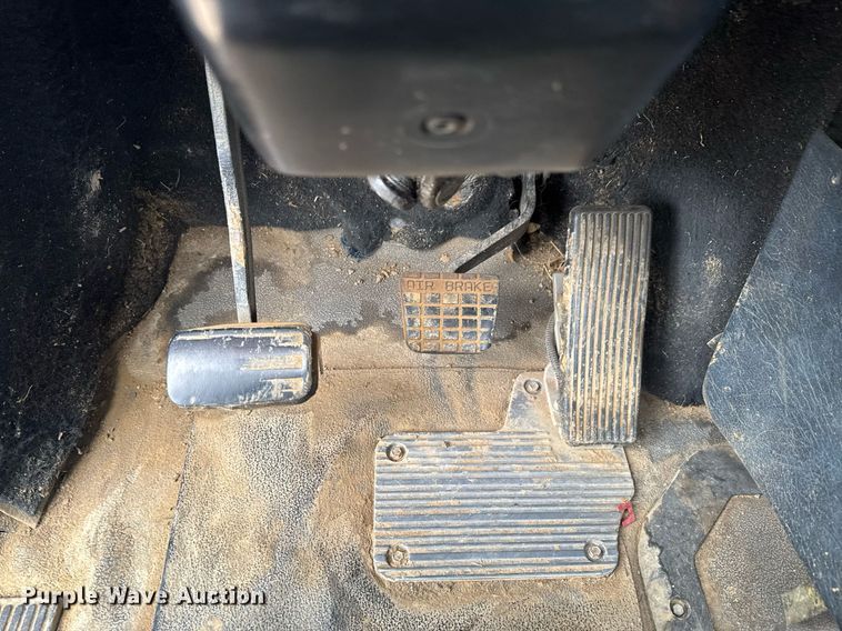 image for item DU9254 1998 Mack CH613 flatbed truck with mud mixing system