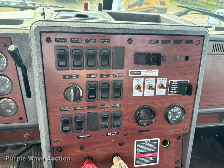 image for item DU9254 1998 Mack CH613 flatbed truck with mud mixing system