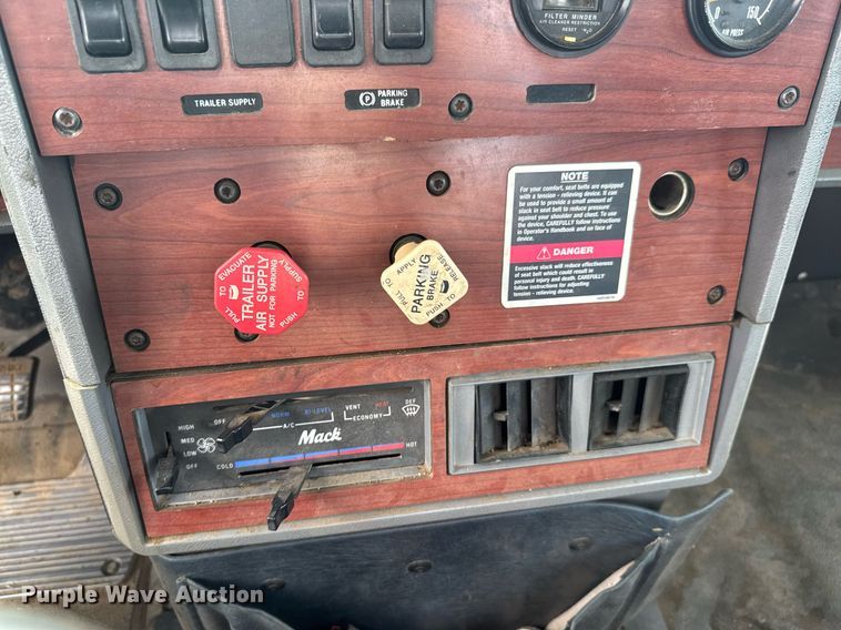 image for item DU9254 1998 Mack CH613 flatbed truck with mud mixing system