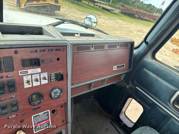 image for item DU9254 1998 Mack CH613 flatbed truck with mud mixing system