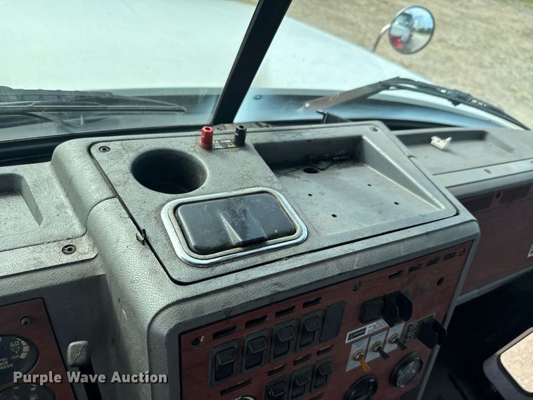 image for item DU9254 1998 Mack CH613 flatbed truck with mud mixing system