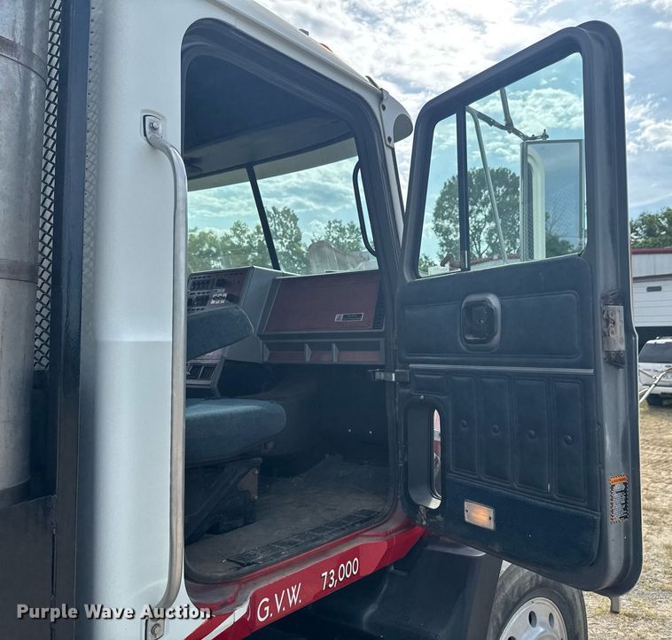 image for item DU9254 1998 Mack CH613 flatbed truck with mud mixing system