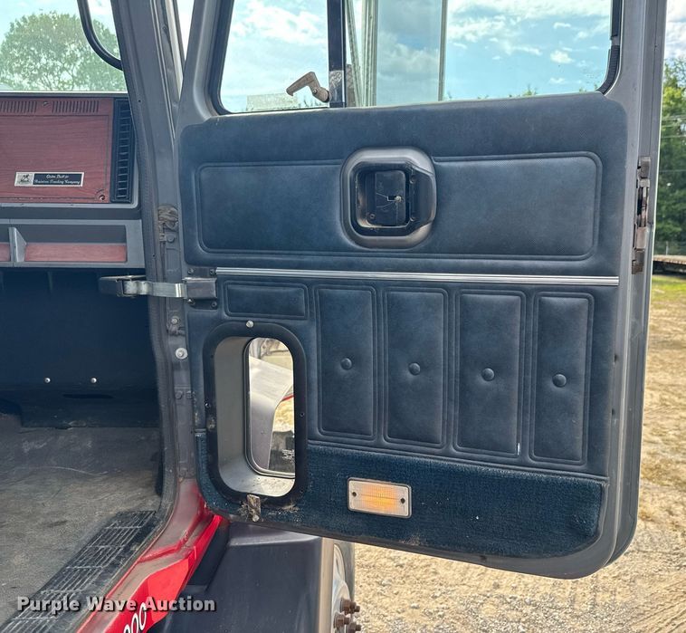 image for item DU9254 1998 Mack CH613 flatbed truck with mud mixing system