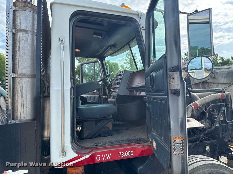 image for item DU9254 1998 Mack CH613 flatbed truck with mud mixing system