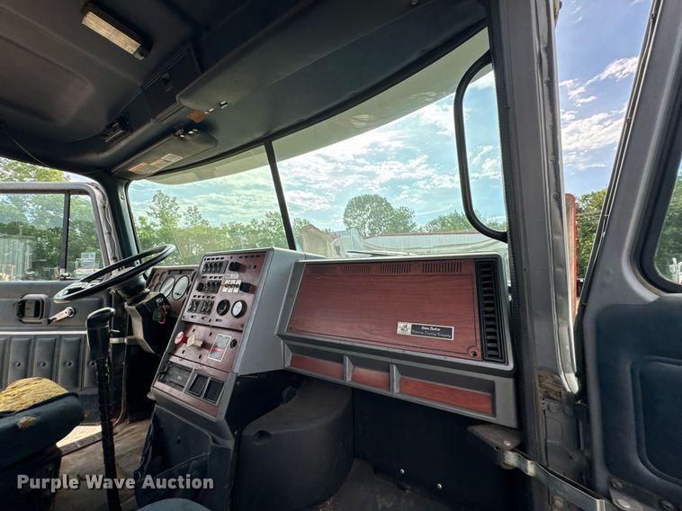 image for item DU9254 1998 Mack CH613 flatbed truck with mud mixing system