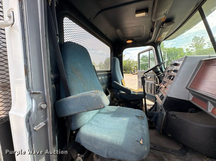 image for item DU9254 1998 Mack CH613 flatbed truck with mud mixing system