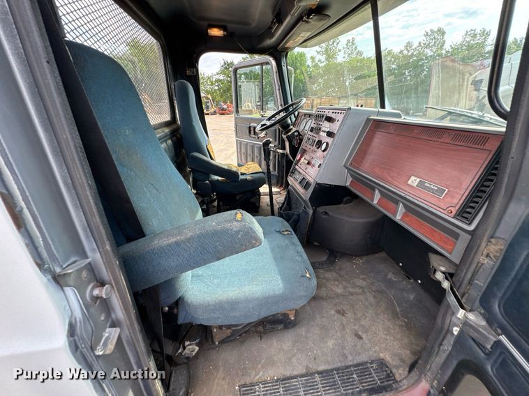 image for item DU9254 1998 Mack CH613 flatbed truck with mud mixing system