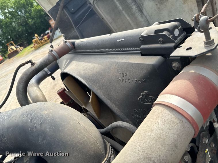 image for item DU9254 1998 Mack CH613 flatbed truck with mud mixing system