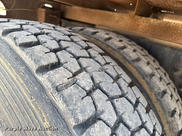 image for item DU9254 1998 Mack CH613 flatbed truck with mud mixing system