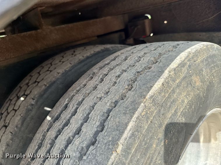 image for item DU9254 1998 Mack CH613 flatbed truck with mud mixing system