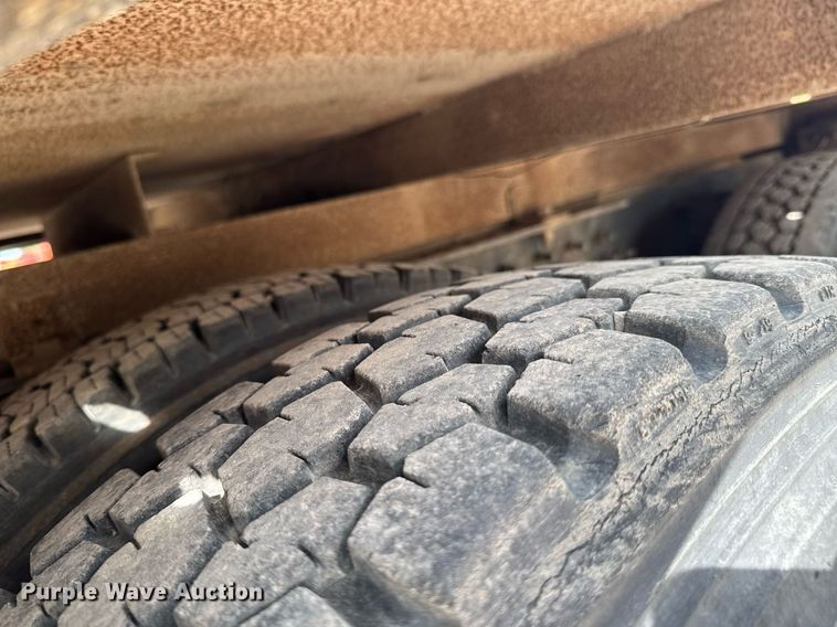 image for item DU9254 1998 Mack CH613 flatbed truck with mud mixing system