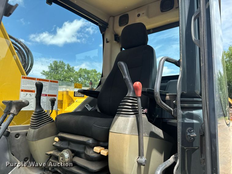 image for item DU9257 2011 Komatsu PC138USLC-8 excavator