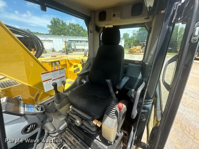 image for item DU9257 2011 Komatsu PC138USLC-8 excavator