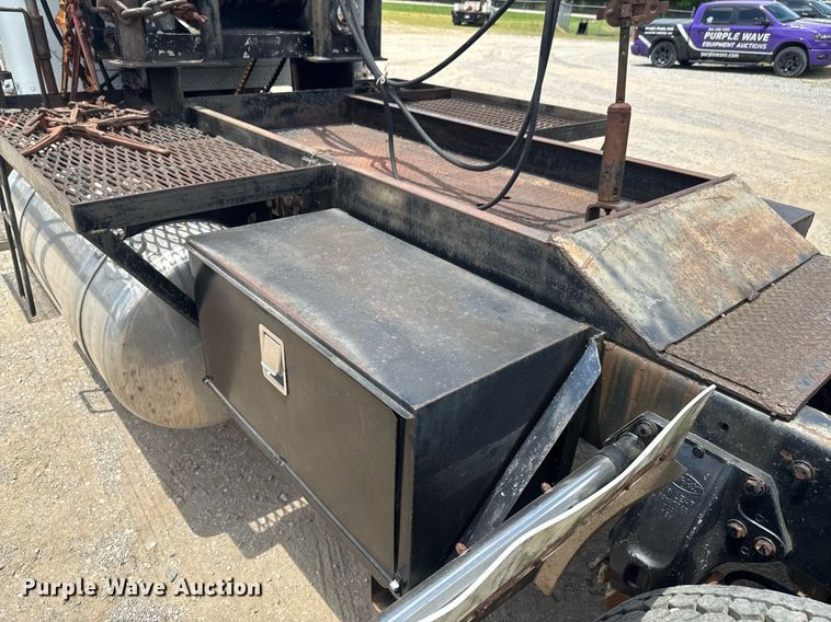 image for item DU9258 1995 Peterbilt 379 semi truck