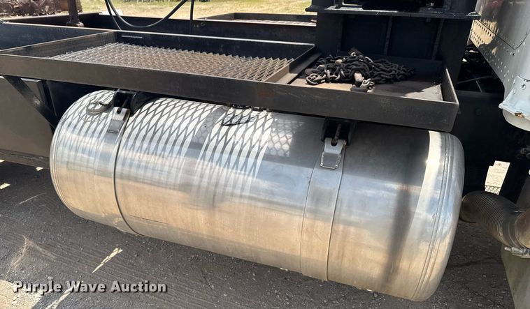 image for item DU9258 1995 Peterbilt 379 semi truck