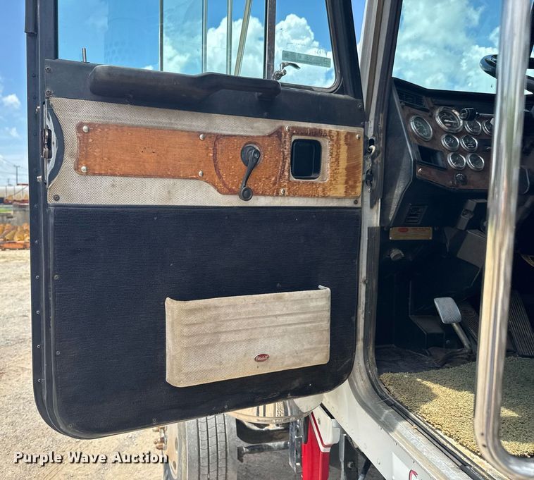 image for item DU9258 1995 Peterbilt 379 semi truck