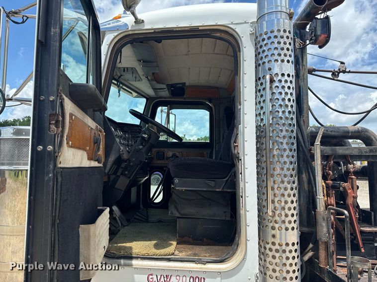 image for item DU9258 1995 Peterbilt 379 semi truck