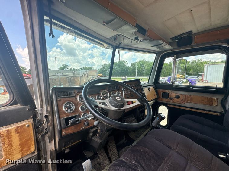 image for item DU9258 1995 Peterbilt 379 semi truck