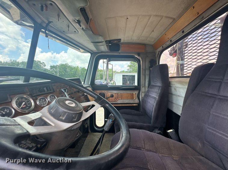 image for item DU9258 1995 Peterbilt 379 semi truck