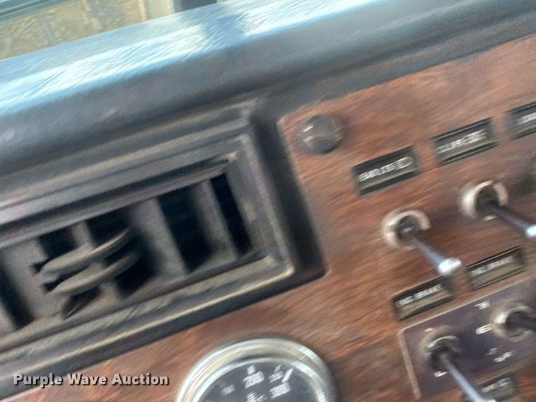 image for item DU9258 1995 Peterbilt 379 semi truck