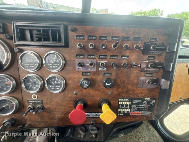 image for item DU9258 1995 Peterbilt 379 semi truck