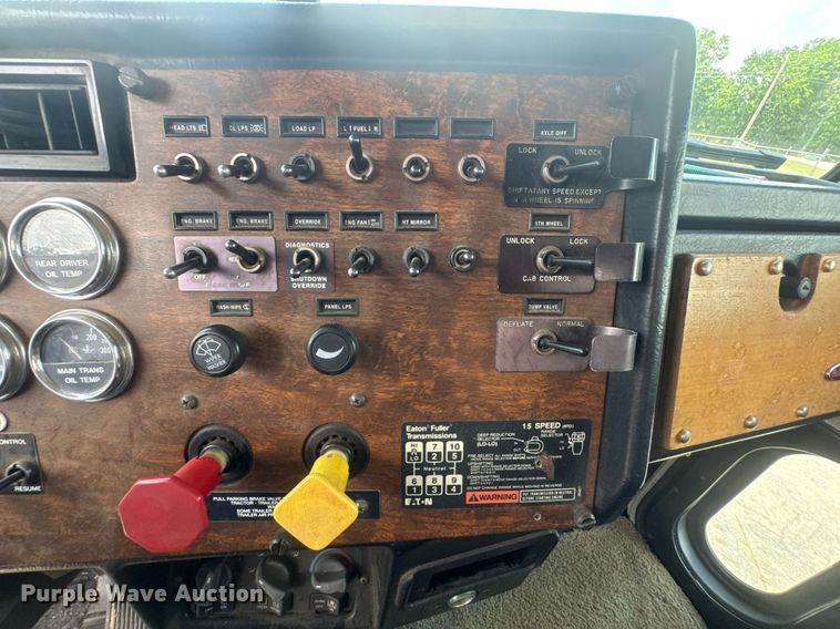 image for item DU9258 1995 Peterbilt 379 semi truck