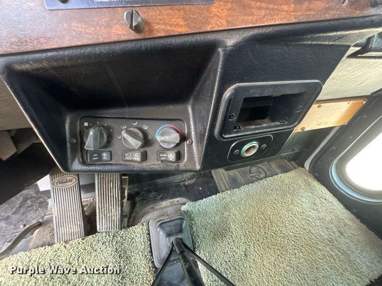 image for item DU9258 1995 Peterbilt 379 semi truck