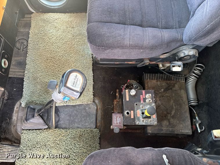 image for item DU9258 1995 Peterbilt 379 semi truck