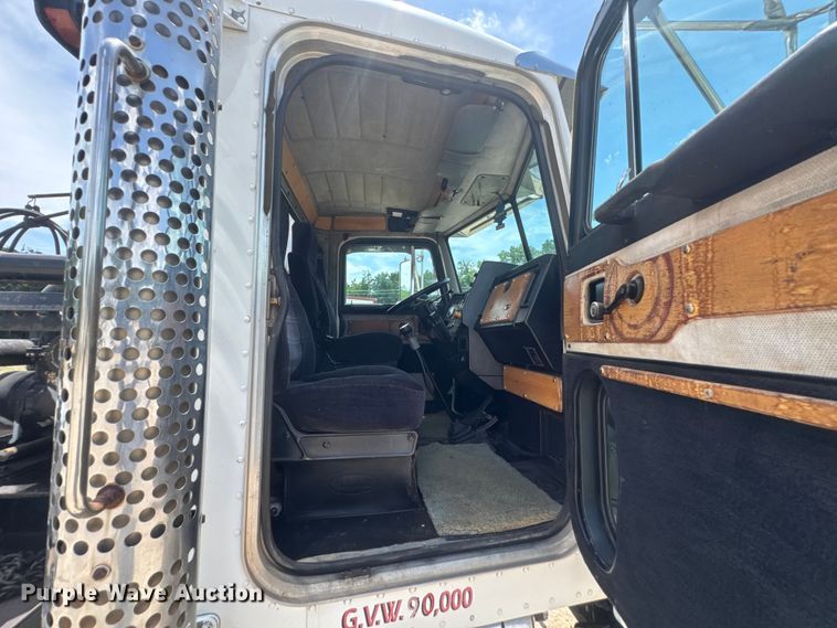 image for item DU9258 1995 Peterbilt 379 semi truck