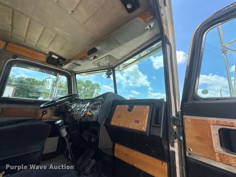 image for item DU9258 1995 Peterbilt 379 semi truck