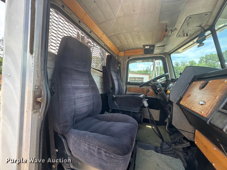 image for item DU9258 1995 Peterbilt 379 semi truck