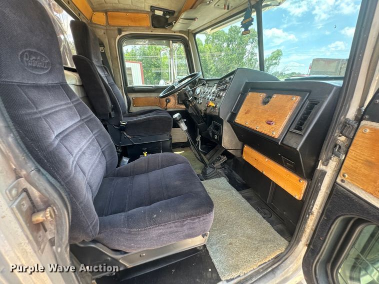 image for item DU9258 1995 Peterbilt 379 semi truck