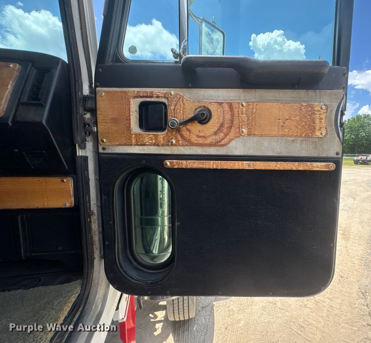 image for item DU9258 1995 Peterbilt 379 semi truck