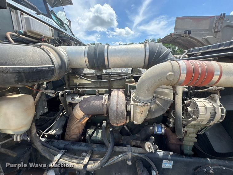 image for item DU9258 1995 Peterbilt 379 semi truck