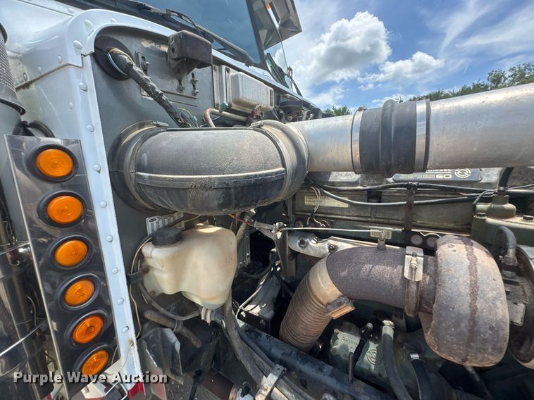 image for item DU9258 1995 Peterbilt 379 semi truck