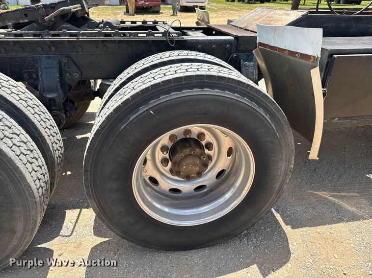 image for item DU9258 1995 Peterbilt 379 semi truck